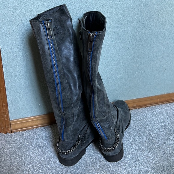 Size 9 gray boots - Picture 3 of 5